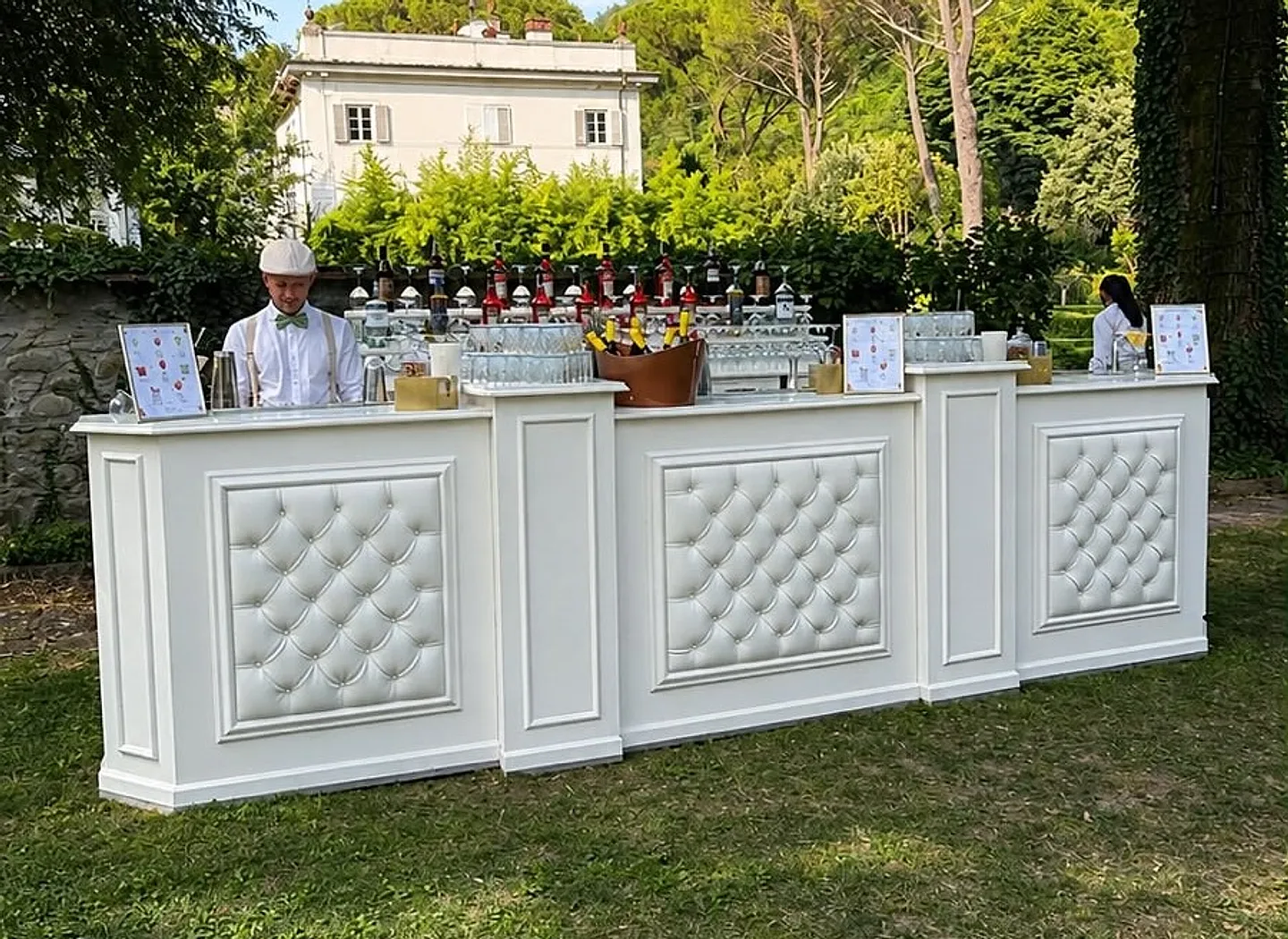 Bancone Just Drink a tre moduli con finitura capitonné allestito nel giardino di una villa toscana