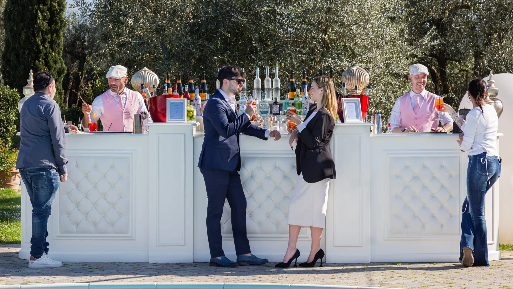 Open bar Just Drink con gli ospiti a un matrimonio sulle colline pisane