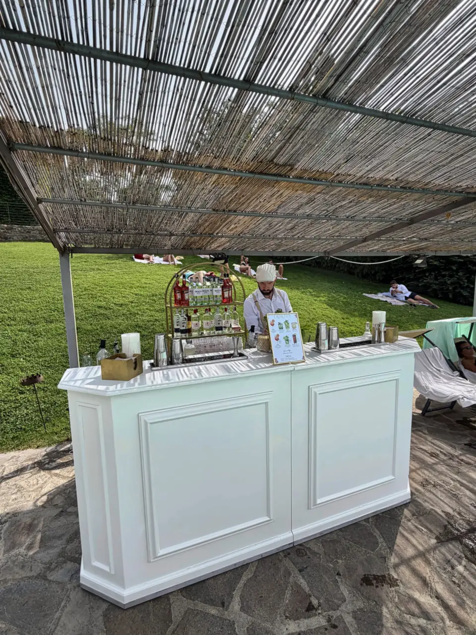 White bar and bartender under the pergola, Val d'Orcia wedding