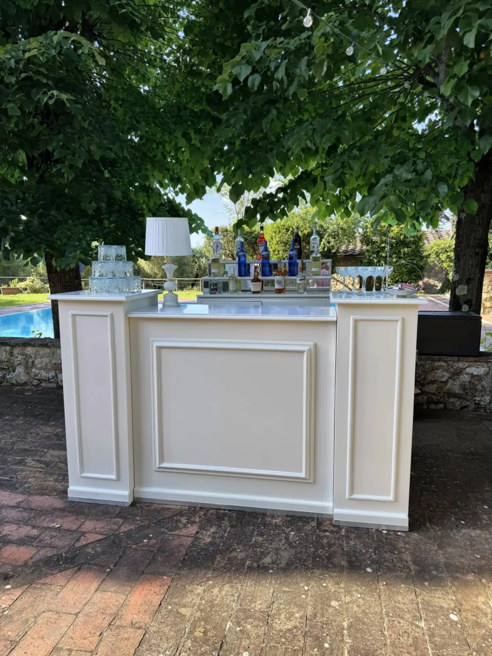 Open bar in the garden of Borgo Santinovo, Colle di Val d'Elsa