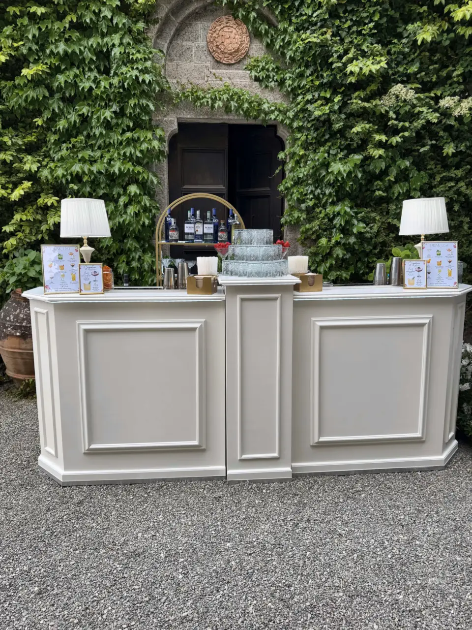 White wedding bar in the ivy-covered courtyard of Castello di Montalto, Chianti