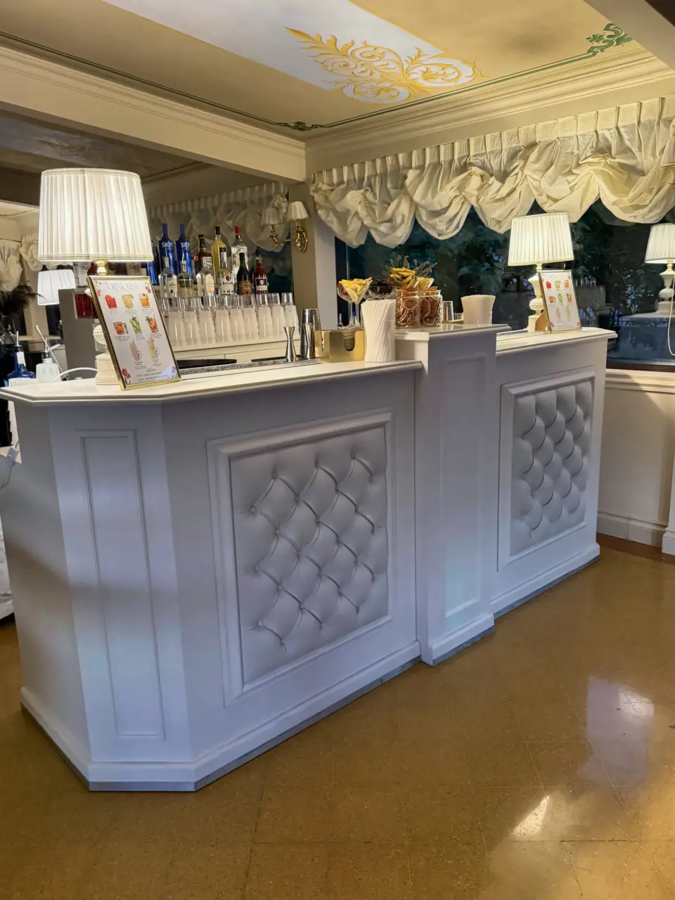 White bar and back bar at Sassa al Sole