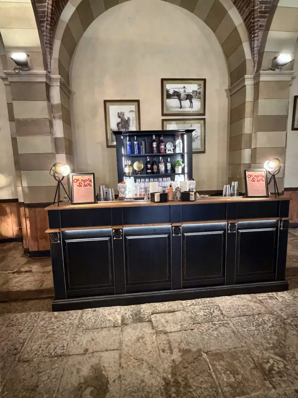 Black wedding bar under the loggia of Tenuta Bichi Borghesi, Siena