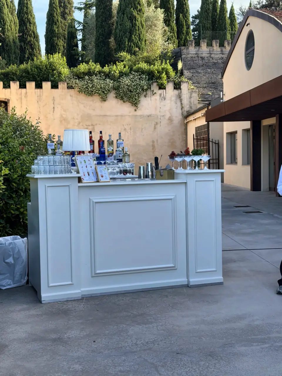 White bar in the crenellated courtyard of Tenuta Tegolato