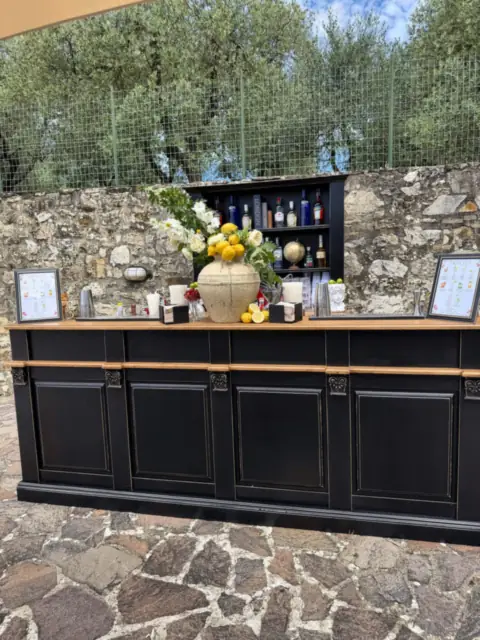 Black bar with flowers and lemons at Villa Catignano, Castelnuovo Berardenga