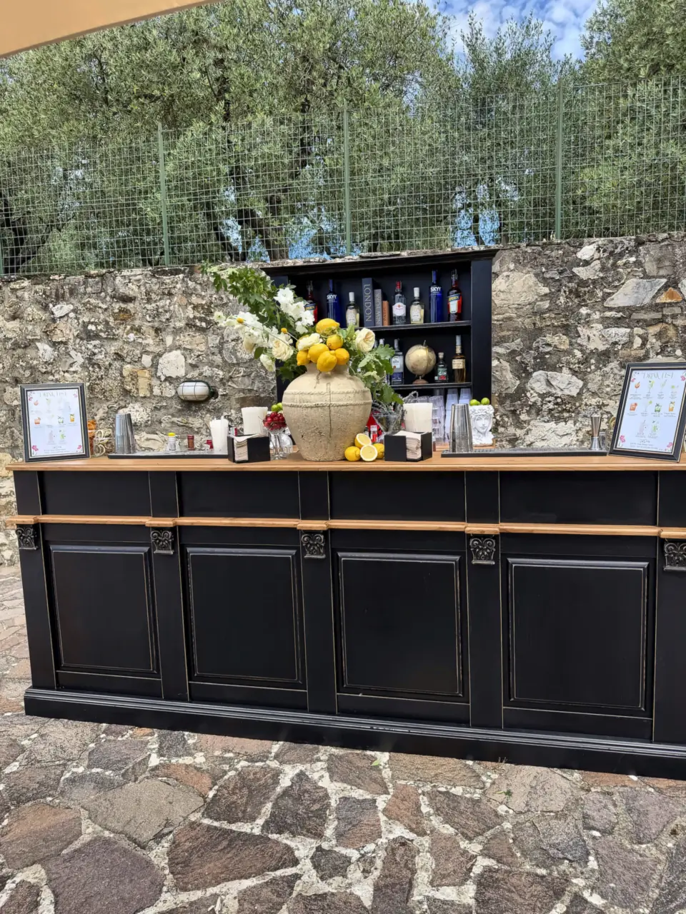 Black bar with flowers and lemons at Villa Catignano, Castelnuovo Berardenga