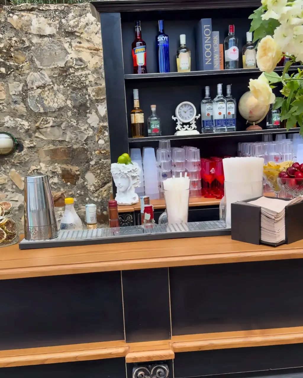 Back bar and white flowers on the black bar at Villa Catignano