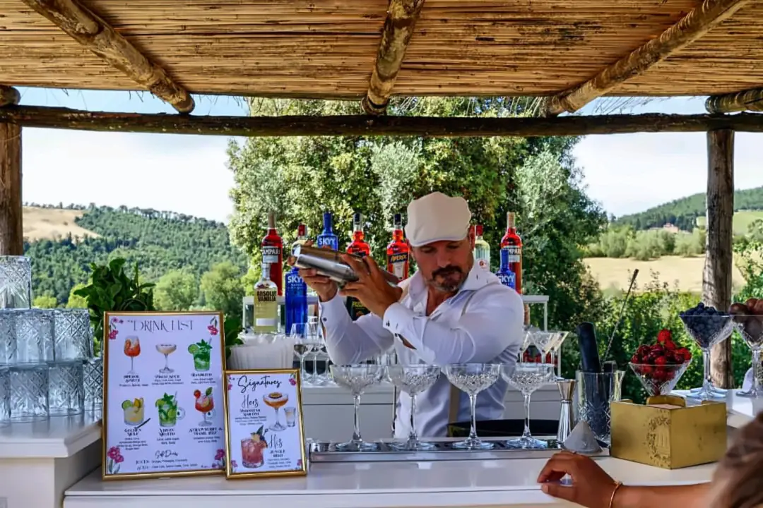 Just Drink bartender with shaker under the pergola at Villa di Rignana
