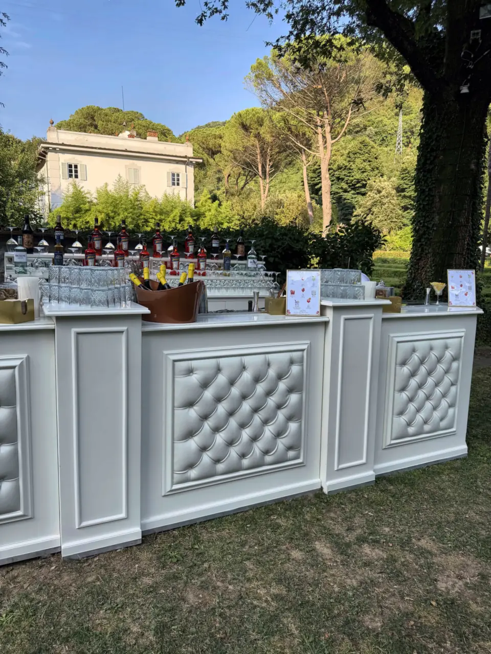 Padded bar with the villa in the background